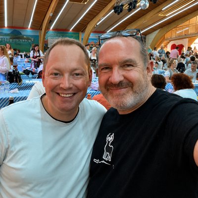 Matthias und Claus Schertz gemeinsam auf einem Fest, beide lächelnd